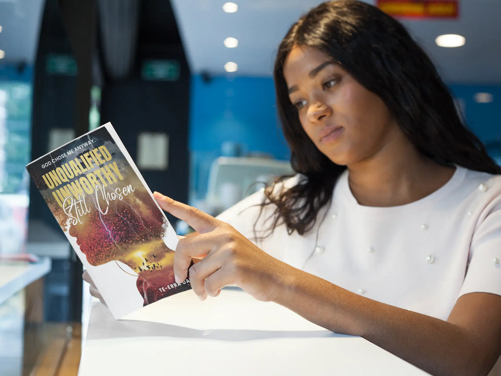 Unqualified. Unworthy. Still Chosen. God Chose Me Anyway (Paperback)
